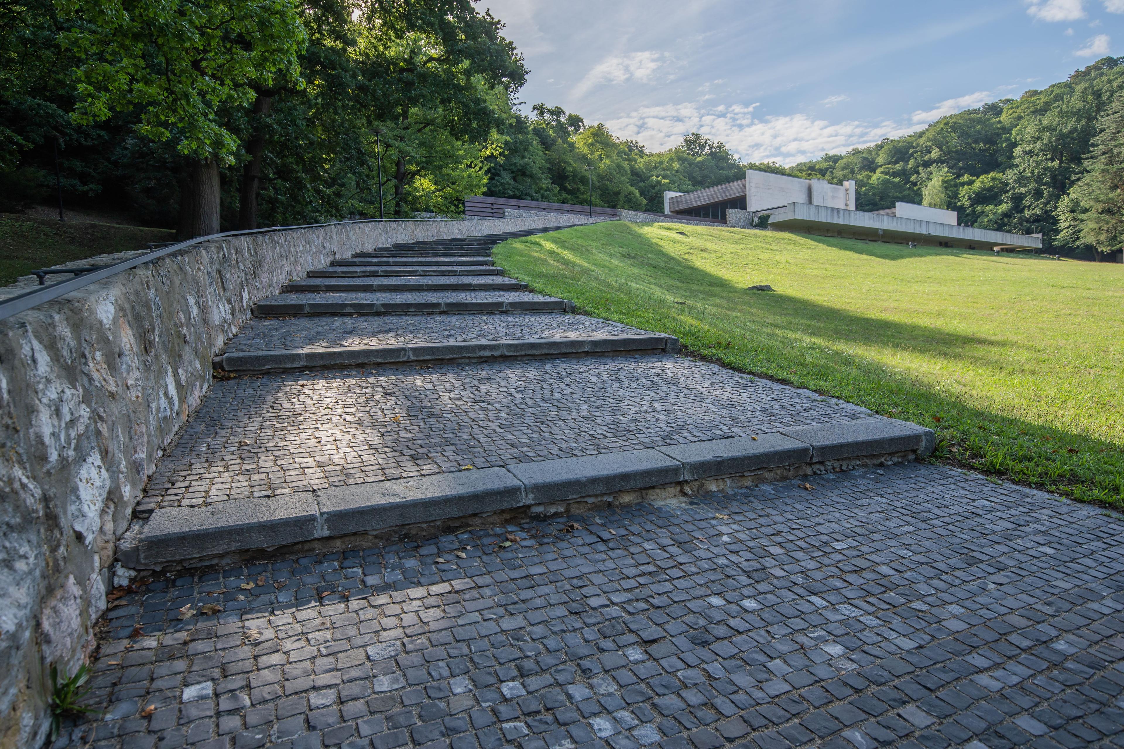 Krematórium Bratislava schody do domu smútku