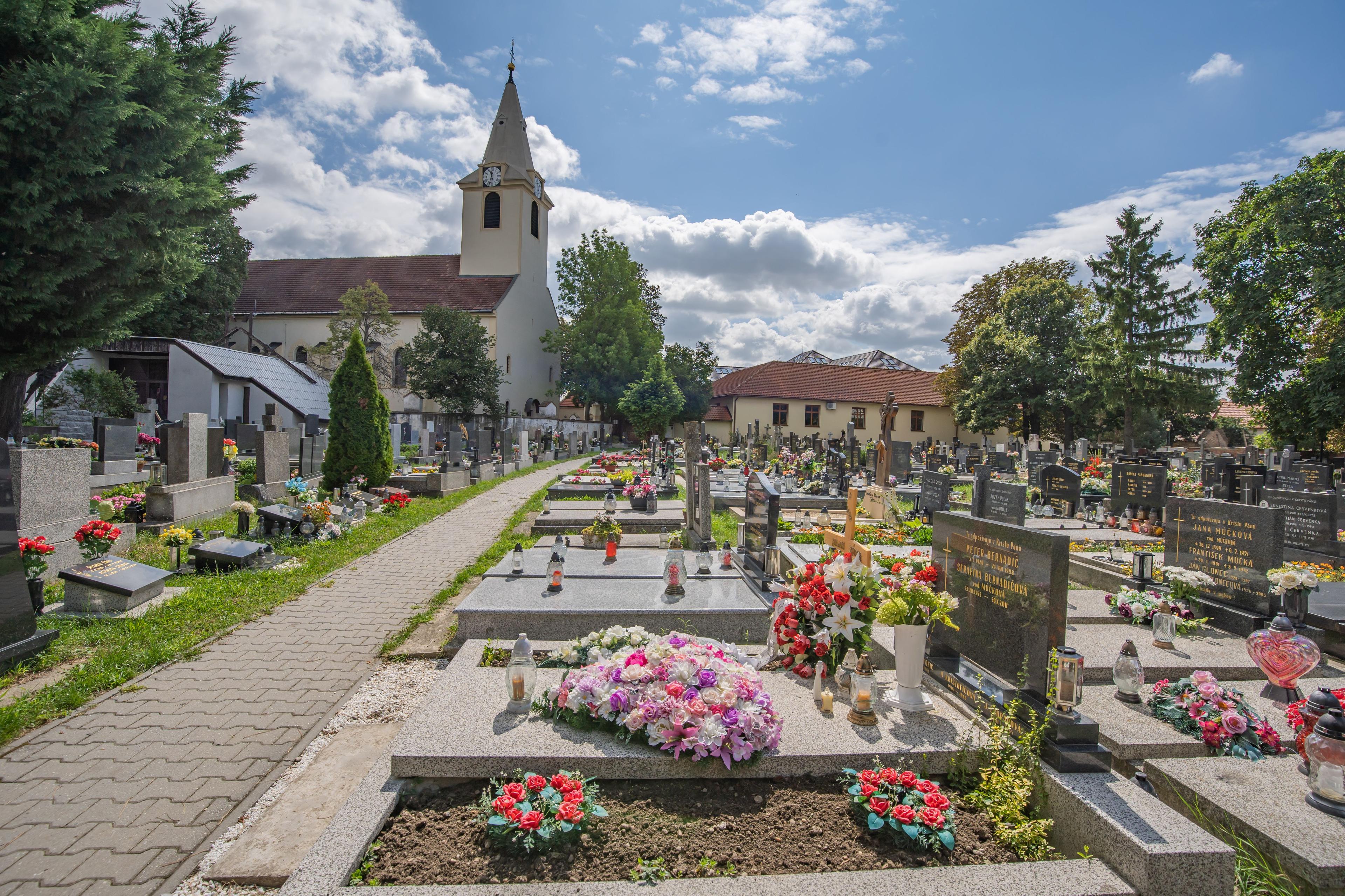 Cintorín Vajnory pohľad na dom smútku