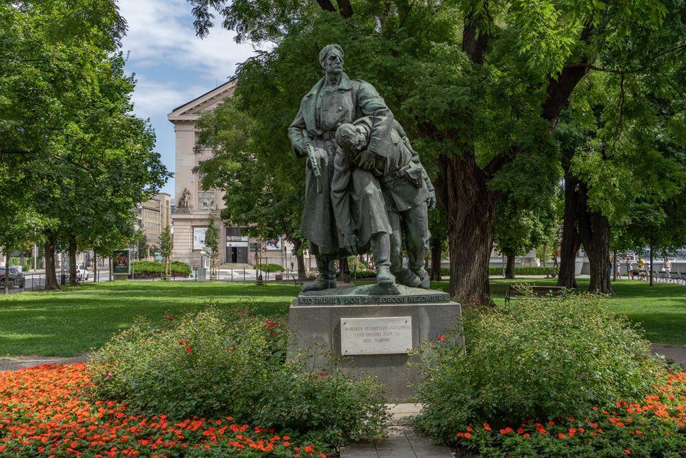 Pamätník Bulharských partizánov sa nachádza na Vajanského nábreží