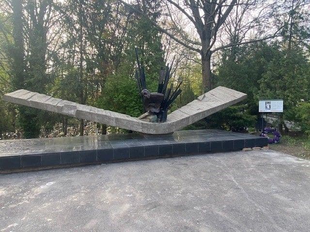 Pamätník bojovníkom proti fašizmu, ktorí zahynuli pri Melku v koncentračnom tábore Mauthausen - cintorín Slávičie údolie v Bratislave