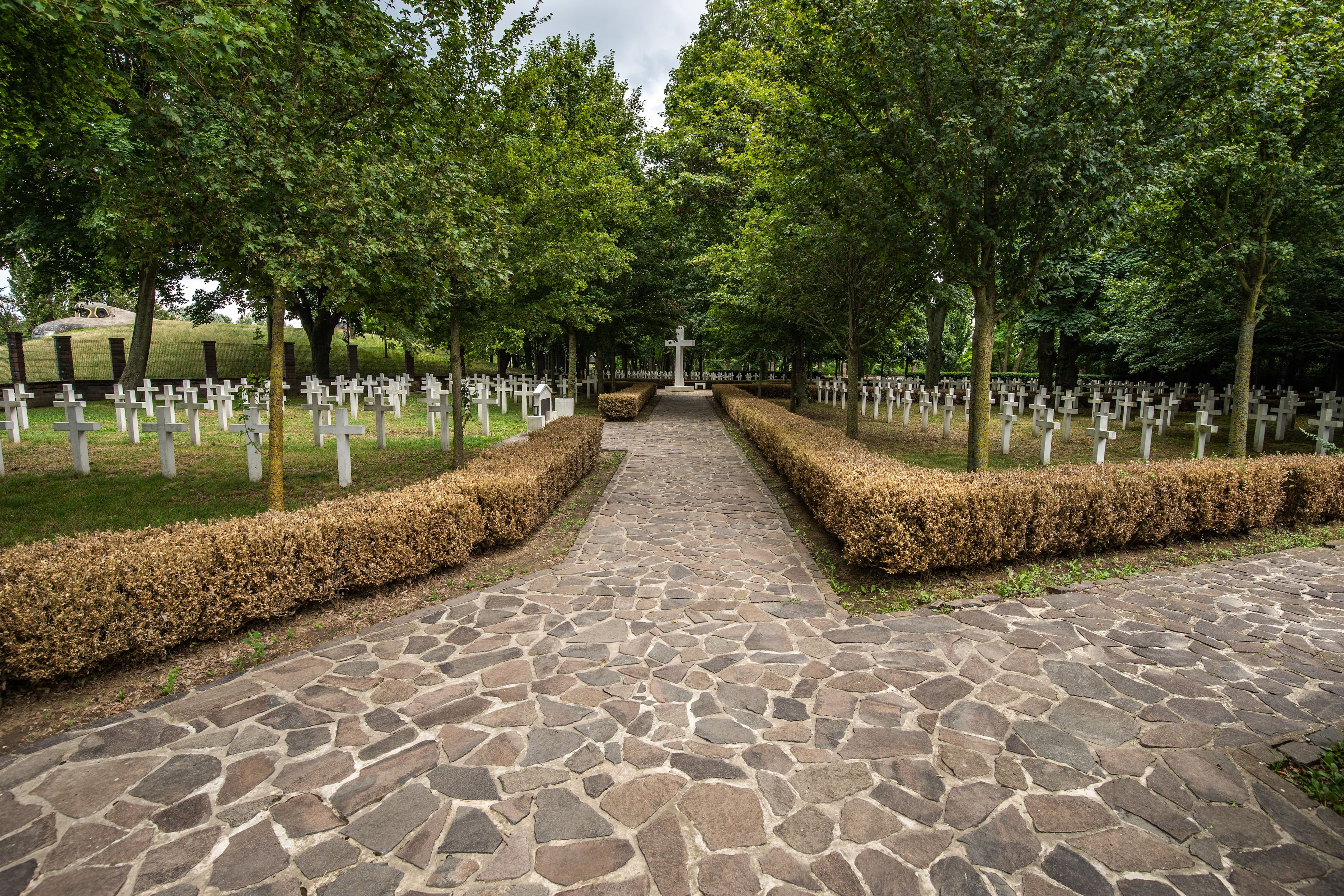 Chodník k vojnovým hrobom na cintoríne Kopčany