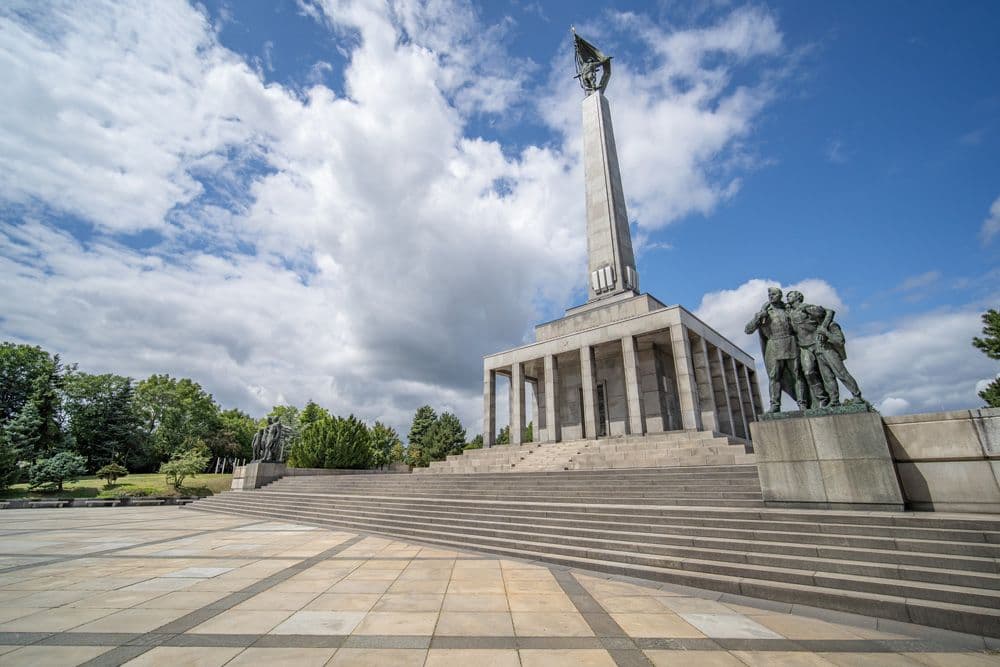 Vojenský cintorín Slavín pohľad na pamätník